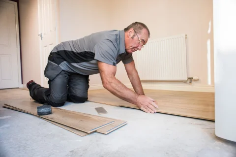 Arbeiter verlegt Holzboden