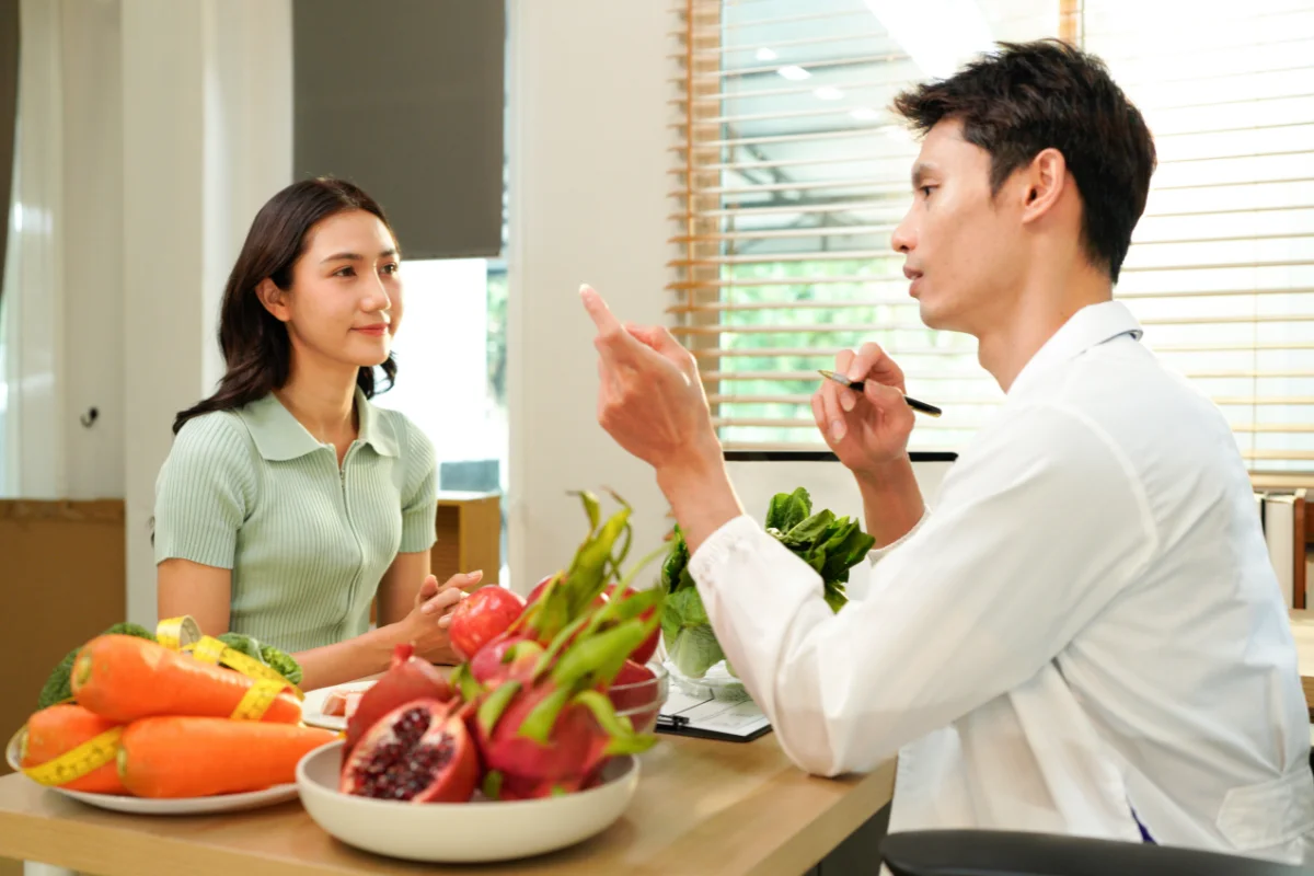 Beratungsgespräch zur Ernährung mit Unterlagen auf dem Tisch