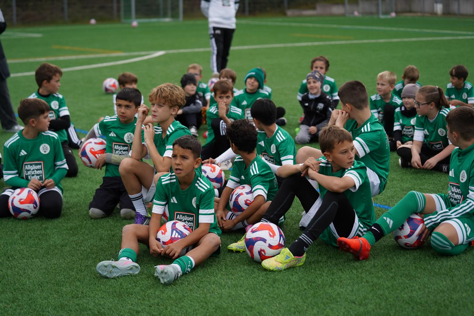 Kinder beim Fußballtraining im FC 08 Homburg Feriencamp