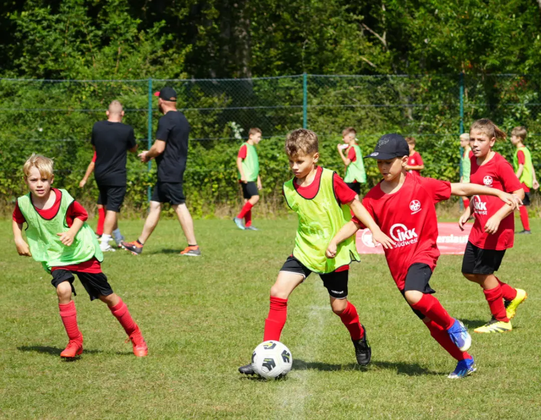 Fußballcamp mit begeisterten Kindern