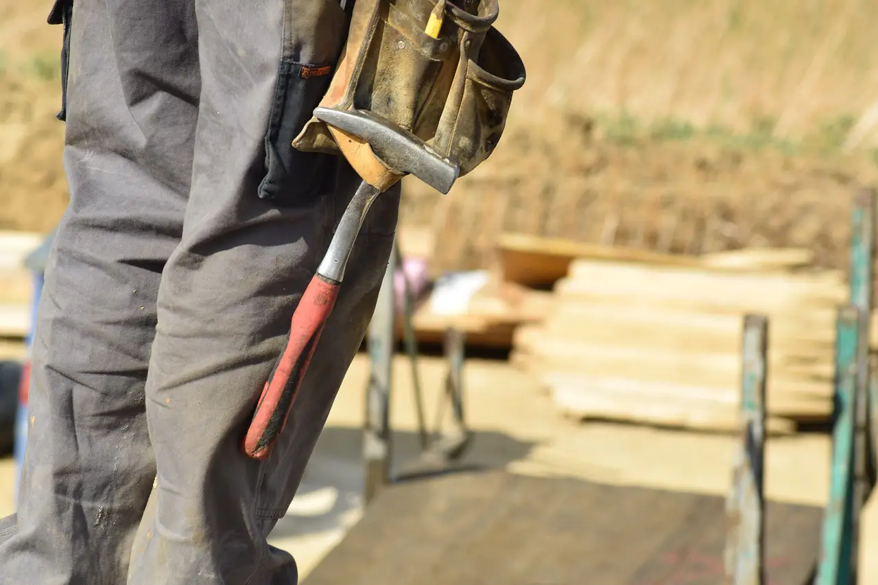 Hammer hängt an Tasche