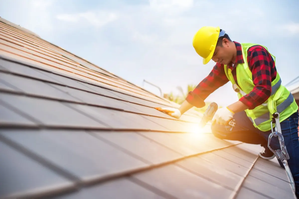 Handwerker auf Dach mit PV-Anlage