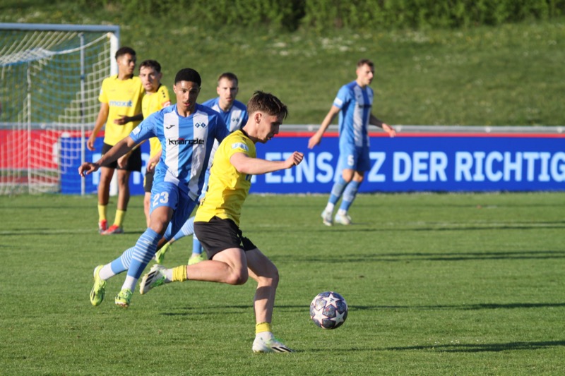 Fußballspiel im regionalen Verein mit digitaler Bandenwerbung und Sponsoring-Präsentation für authentisches Vereinsmarketing
