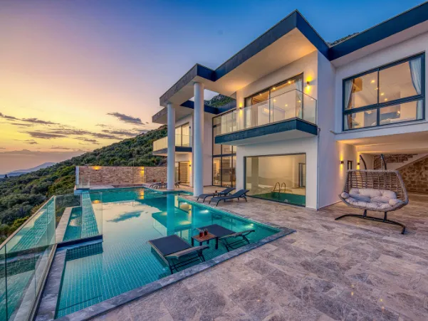 Moderner Pool mit Wellness-Bereich, Außensauna und Smart-Home-Steuerung – aktuelle Trends im Poolbau