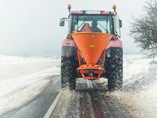 Moderner Winterdienst mit elektrobetriebenem Streufahrzeug – aktuelle Trends im professionellen Räum- und Streudienst