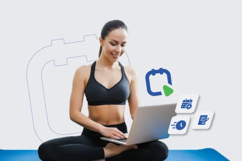 Online Buchungssystem anyhelpnow Organizer für Yogastudios – Yogalehrerin verwaltet Kurse und Teilnehmer am Laptop