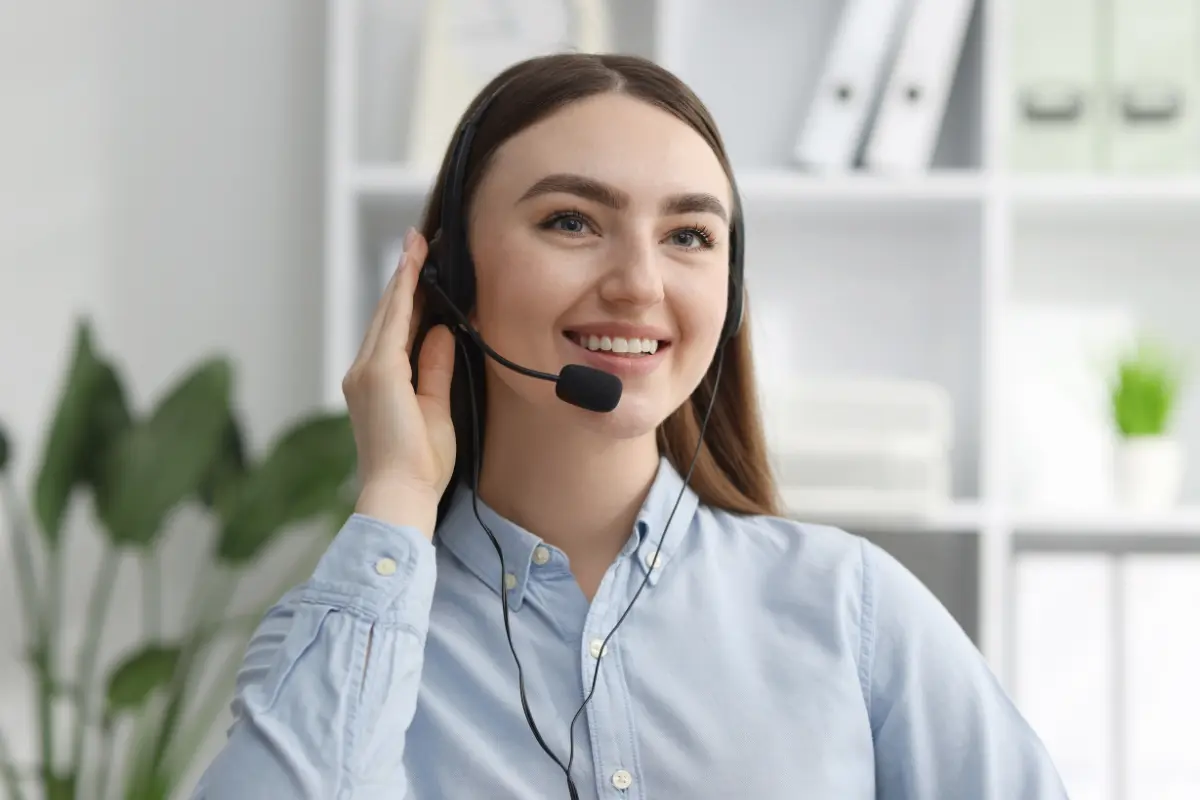 Frau mit Headset im Gespräch