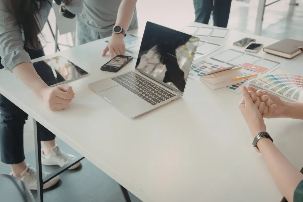 Team plant Marketing-Kampagne mit Notebook