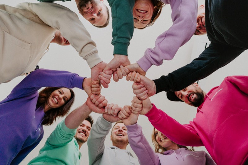 Das Team von saarfinanz zeigt Zusammenhalt und Teamgeist – als unabhängige Versicherungsmakler finden sie gemeinsam die besten Versicherungen für ihre Kunden.