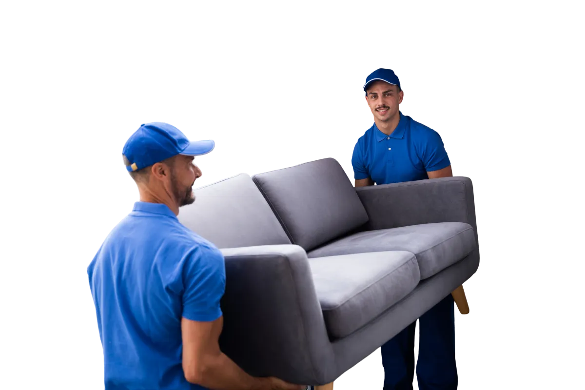 Zwei Helfer in blauer Arbeitskleidung tragen gemeinsam ein graues Sofa