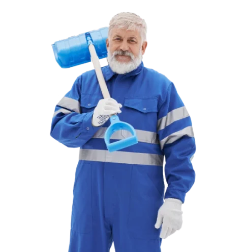 winterdienst-profi-mit-schneeschaufel
