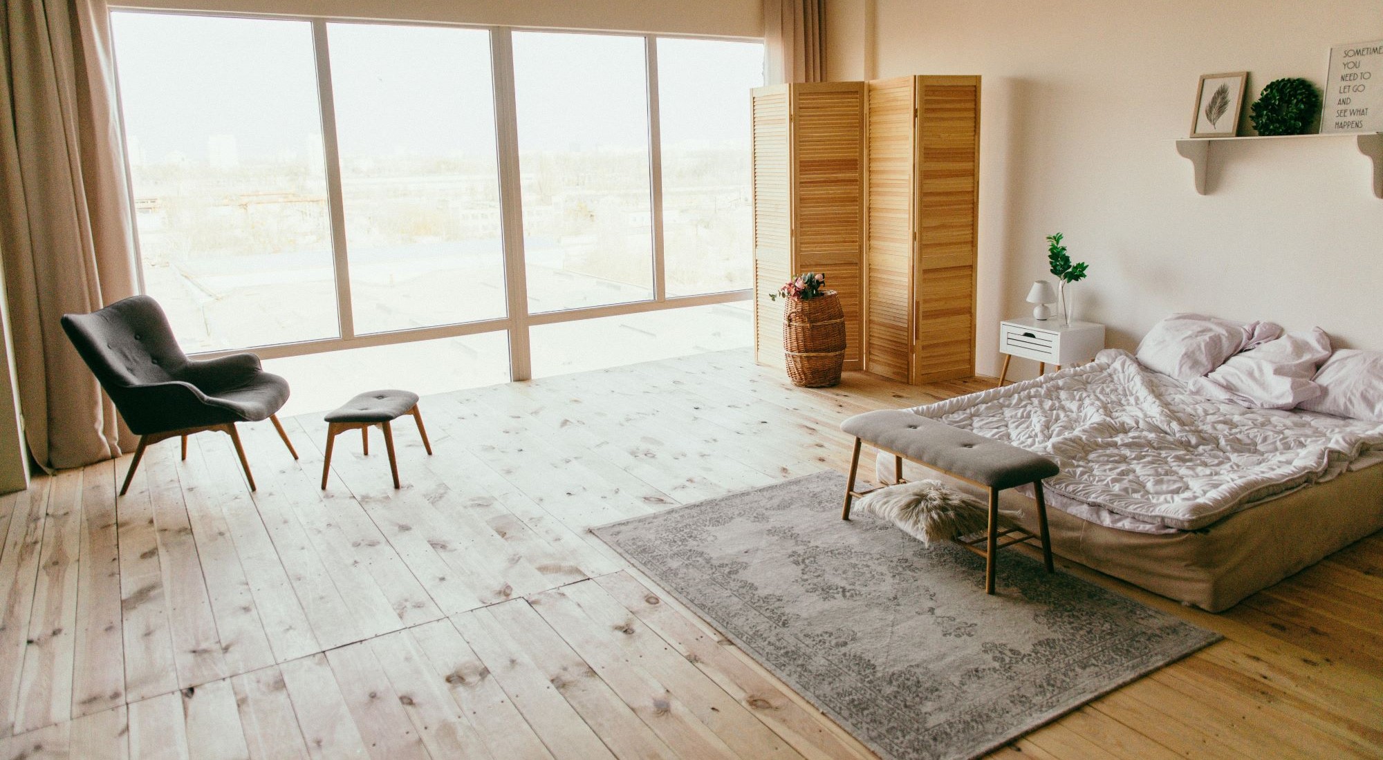 ein Schlafzimmer mit einem neuen Holzboden