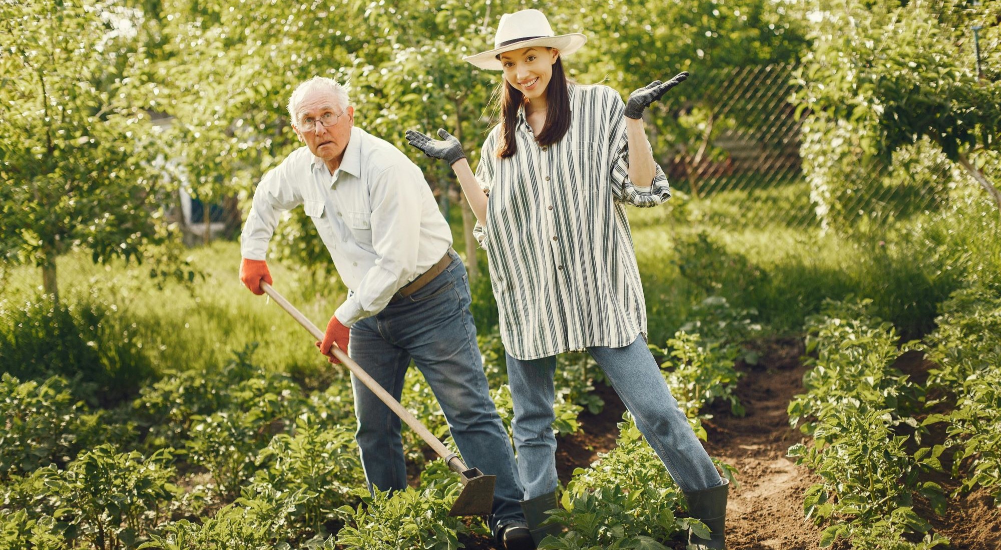 ein Vater und seine erwachsene Tochter betreiben Gartenarbeit