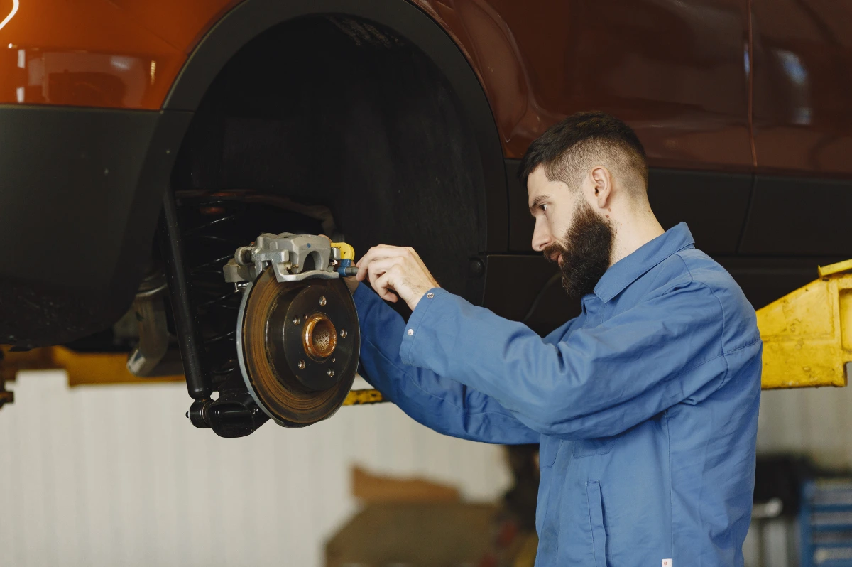 Die Verbindung zwischen Auto wackelt beim Bremsen und Probleme mit der Federung