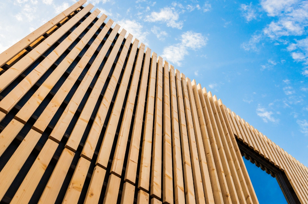 Holzfassade streichen: Der ultimative Leitfaden für eine perfekte Fassadenrenovierung