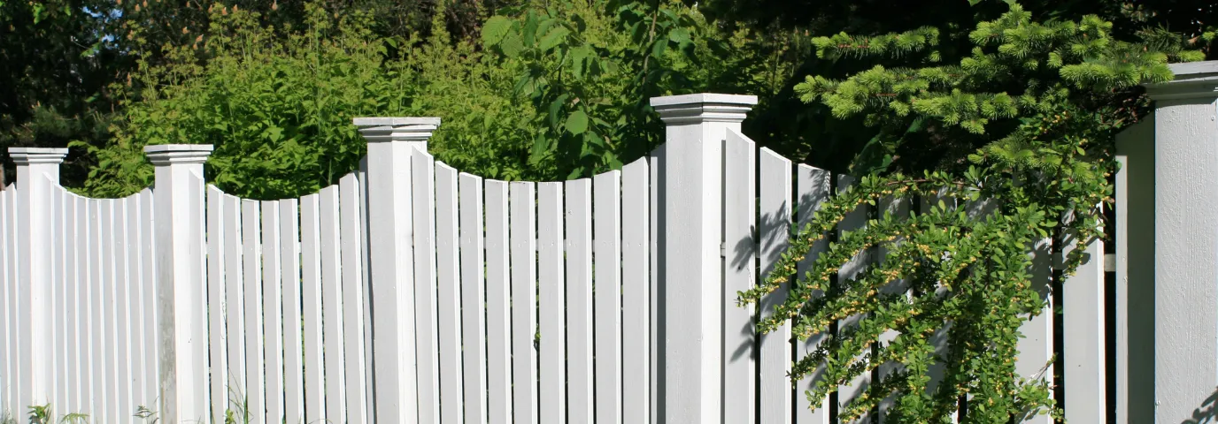 Wem gehört der Gartenzaun? Rechtslage & Pflichten erklärt