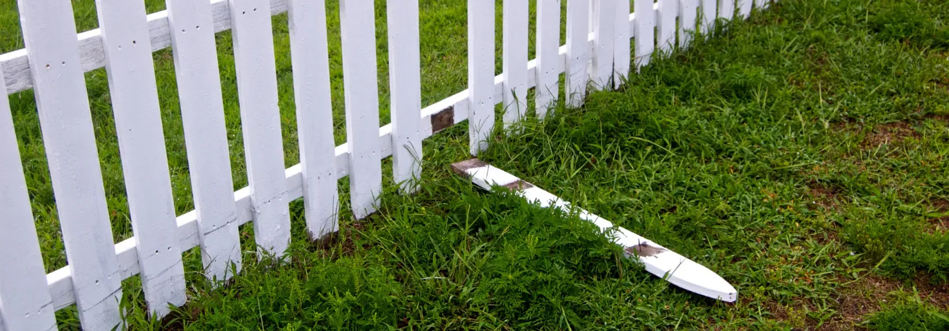 Wer repariert Gartenzäune? Experten finden & Kosten vergleichen