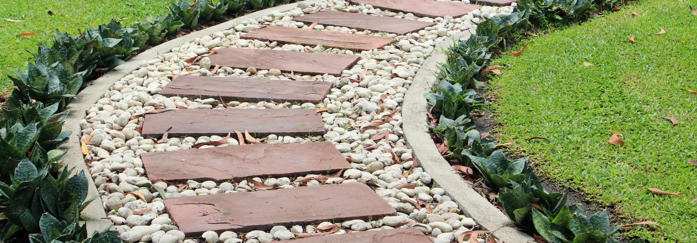 Gartenweg anlegen: Ideen & Materialien für kleine Gärten