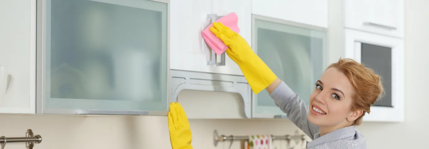 Fett von Küchenschränken entfernen: 7 bewährte Hausmittel & Tipps