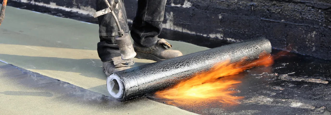 Undichtes Flachdach abdichten: Professionelle Anleitung & Materialien
