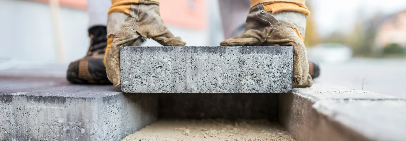 Steinplatten neu verlegen: Profi-Tipps für langlebige Terrassen