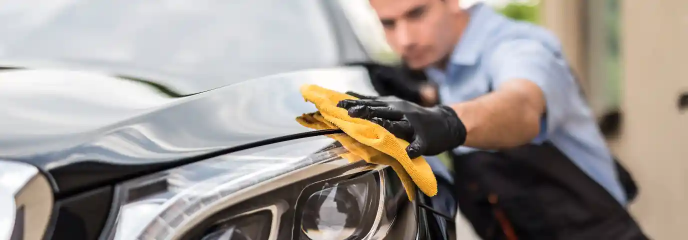 Auto pflegen Sommer: Praktische Tipps gegen Hitze & UV-Schäden