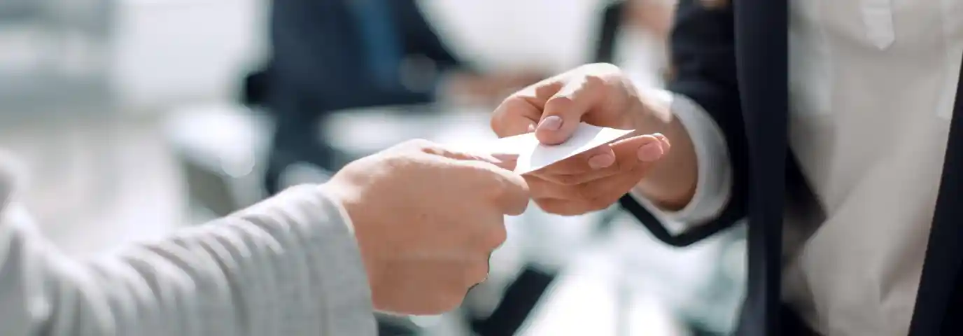 Visitenkarten veredeln: 7 Professionelle Offsetdruck-Techniken mit Lack & Relief