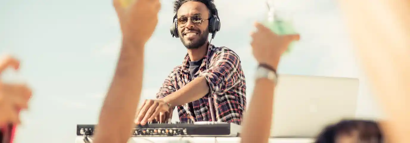 Event DJ vs Livemusik: Der ultimative Entscheidungsguide 2025