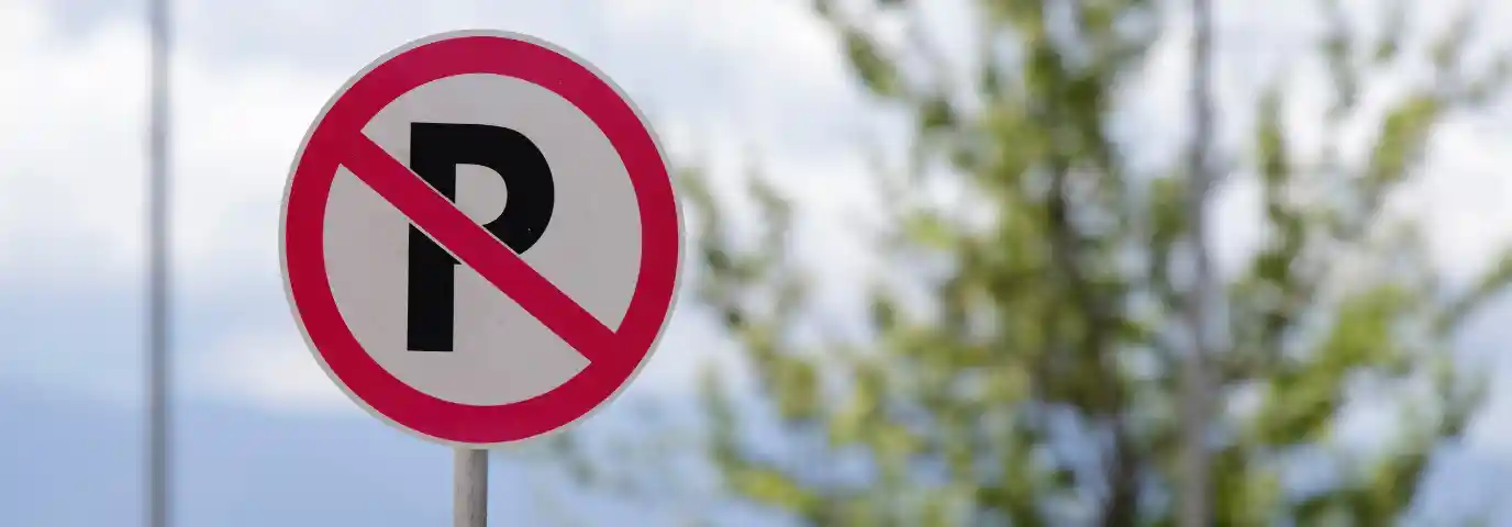 Halteverbotszone für Umzug beantragen: Dein kompletter Leitfaden für stressfreie Parkplatzsicherung