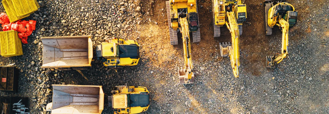 Baumaschinen mieten: Minibagger & Rüttelplatte richtig wählen