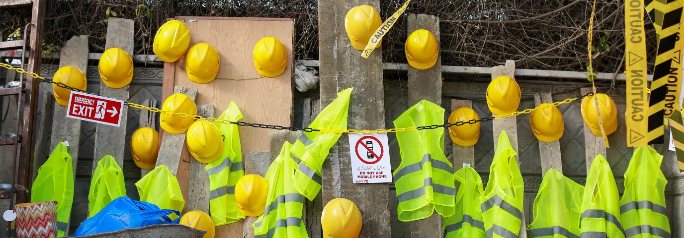 Sicherheitsausrüstung mieten für Event & Baustelle: Normen & Kosten