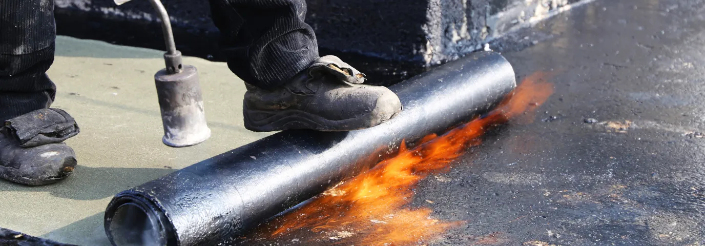 Flachdach Abdichtung: Bitumen vs. EPDM vs. Flüssigkunststoff Vergleich