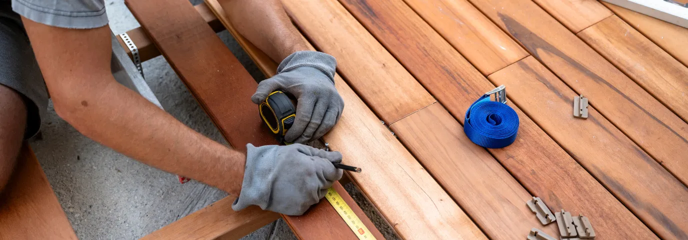 Holzterrasse Unterkonstruktion: Richtige Abstände für maximale Haltbarkeit