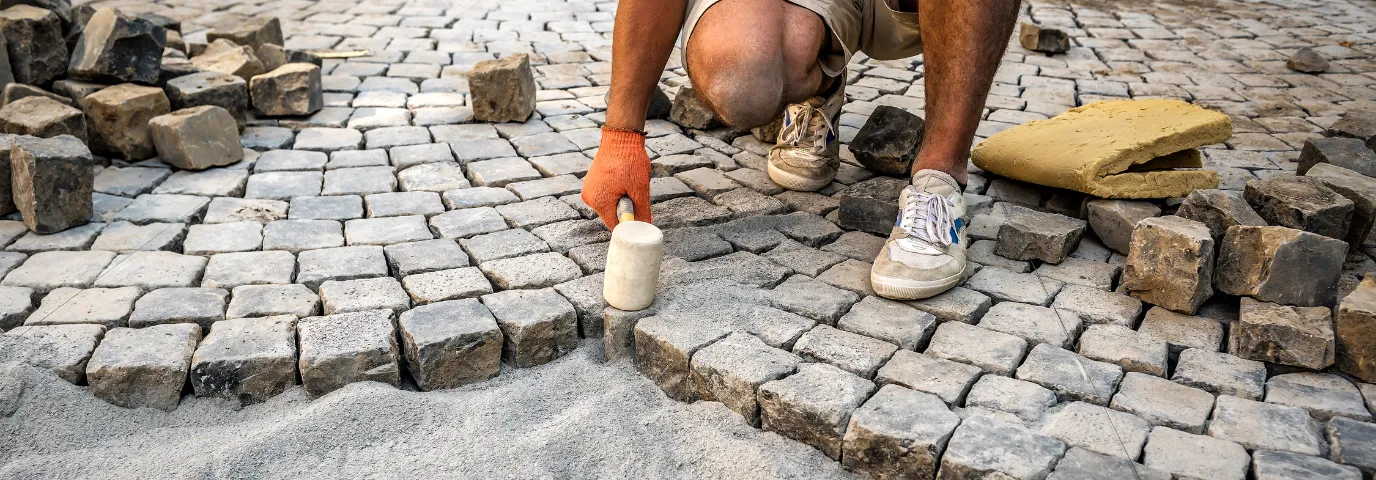 Naturstein außen verlegen: Drainagemörtel richtig anwenden für Frostsicherheit