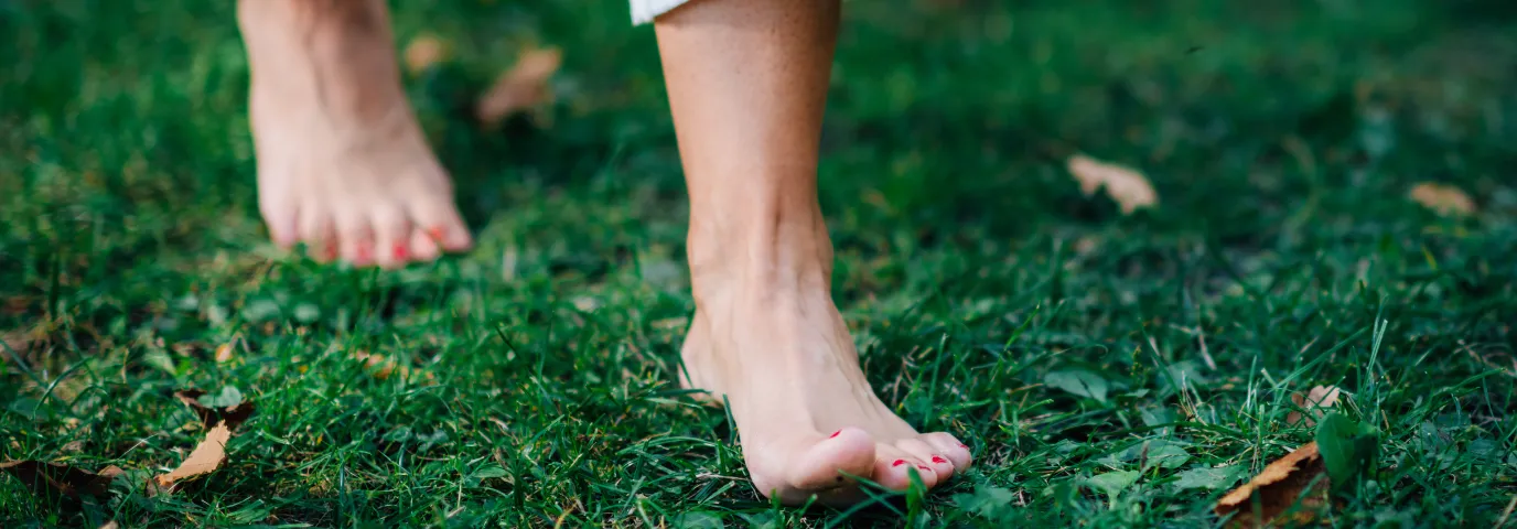 Barfußlaufen & Fußpflege: So stärken Sie Ihre Füße für den Sommer