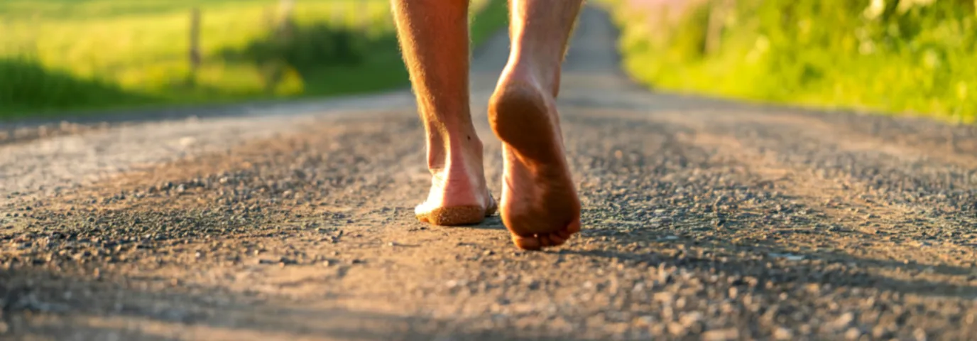 Barfuß gehen Vorteile: So stärken Sie Füße, Körper & Immunsystem