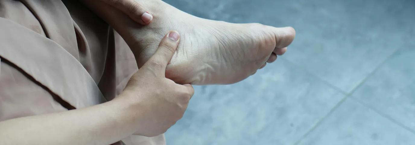 Hornhaut entfernen mit Hausmitteln: 7 natürliche Methoden für weiche Füße