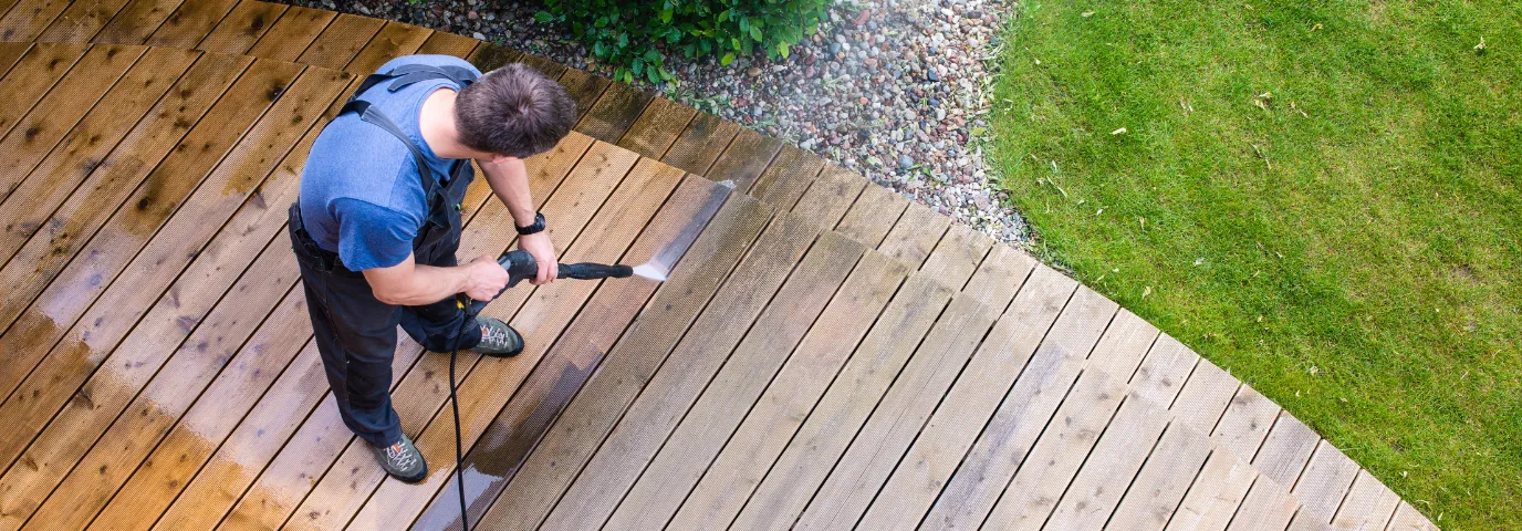 Terrasse reinigen: 10 Profi-Tipps für Holz, Stein & WPC