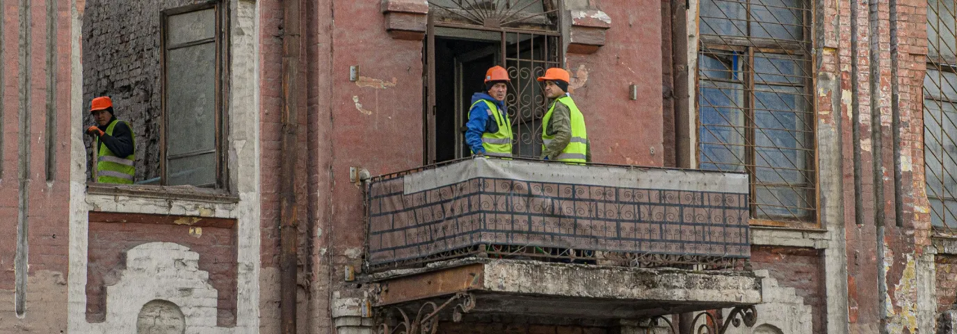 Balkonsanierung Kosten 2025: Preise pro m² & Profi-Spartipps