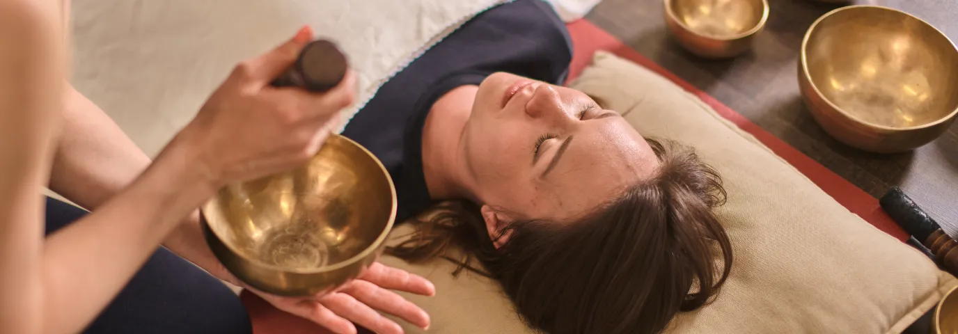 Klangschalen Meditation: Wie heilsame Schwingungen Stress lösen
