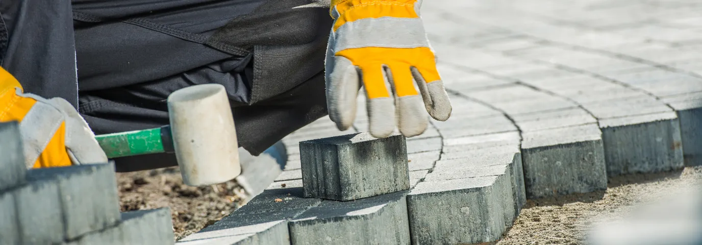 Pflasterarbeiten Kosten 2025: Preise pro qm & versteckte Kostenfaktoren