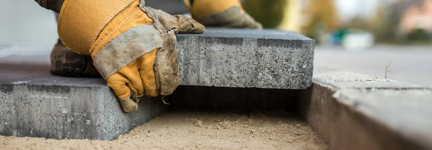 Pflastersteine verlegen lassen: Kosten, Fachbetriebe & Qualität erkennen