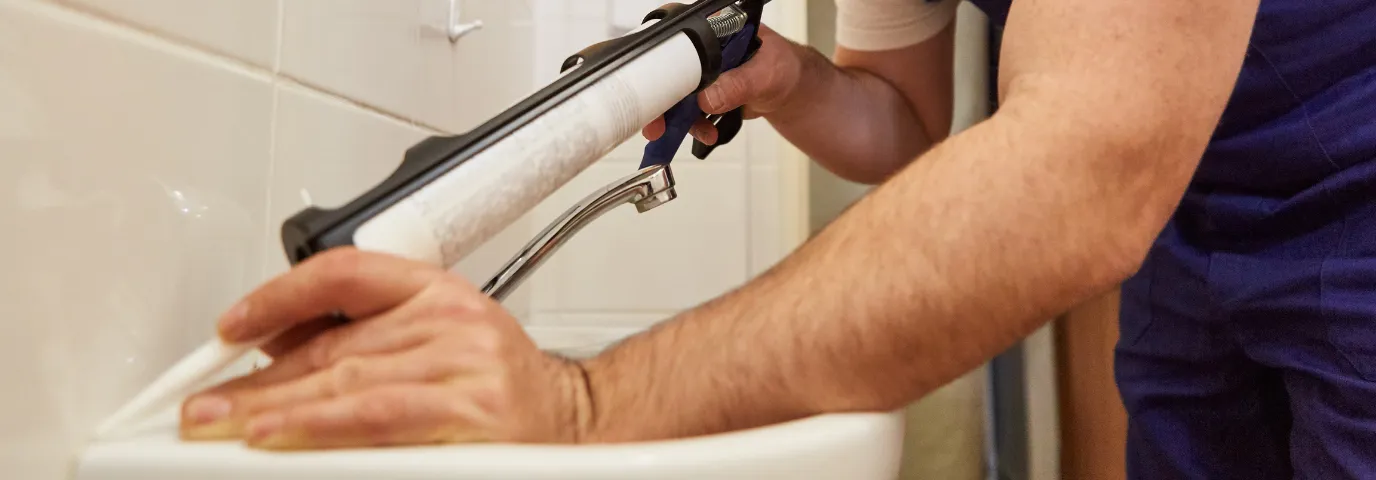 Silikonfugen erneuern Kosten 2025: Preise pro Meter & Faktoren