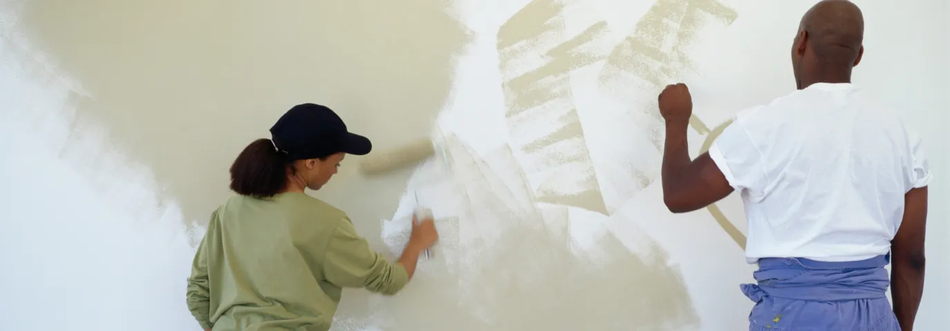 Wand streichen ohne Decke abkleben: 5 Profi-Tricks für saubere Kanten