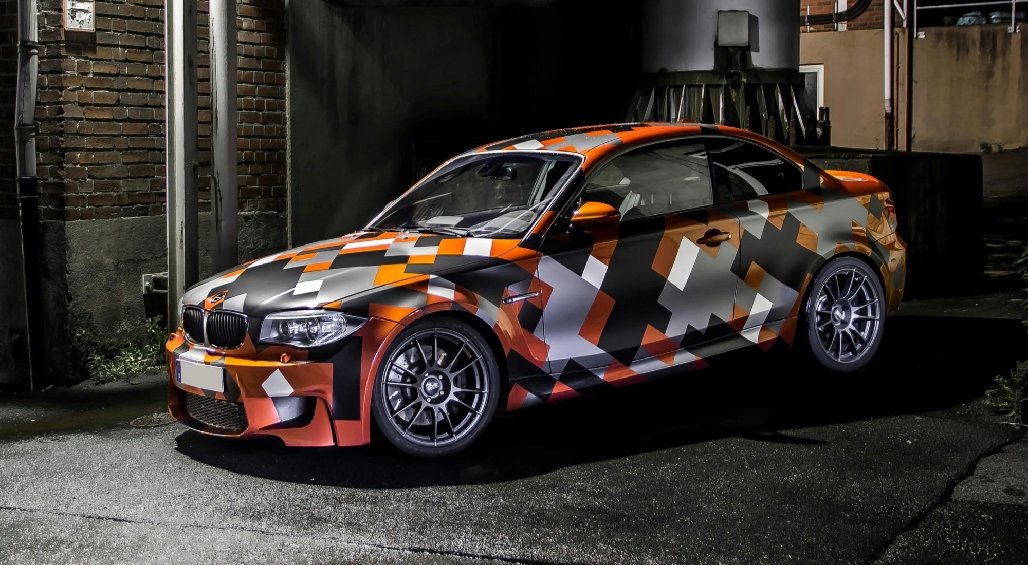 ein Bild, das ein foliertes Auto in orange-schwarz-weiß-silbernem Muster zeigt