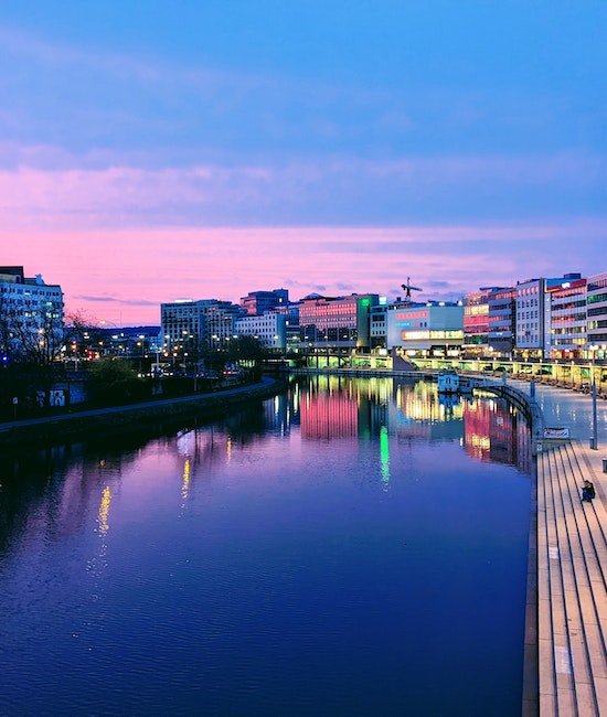 Zu sehen ist die Saar, die durch die Stadt Saarbrücken fließt