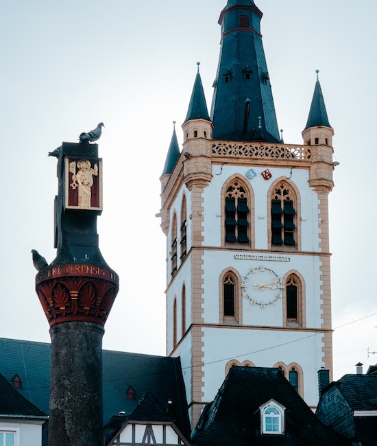 Bild von einem hohen, alten Gebäude in Trier