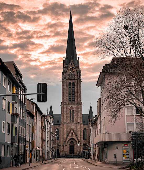 Kirche in Kaiserslautern am Ende der Straße