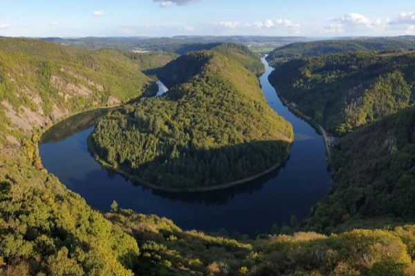 Es ist schönes Wetter und ein Bild von der Saarschleife