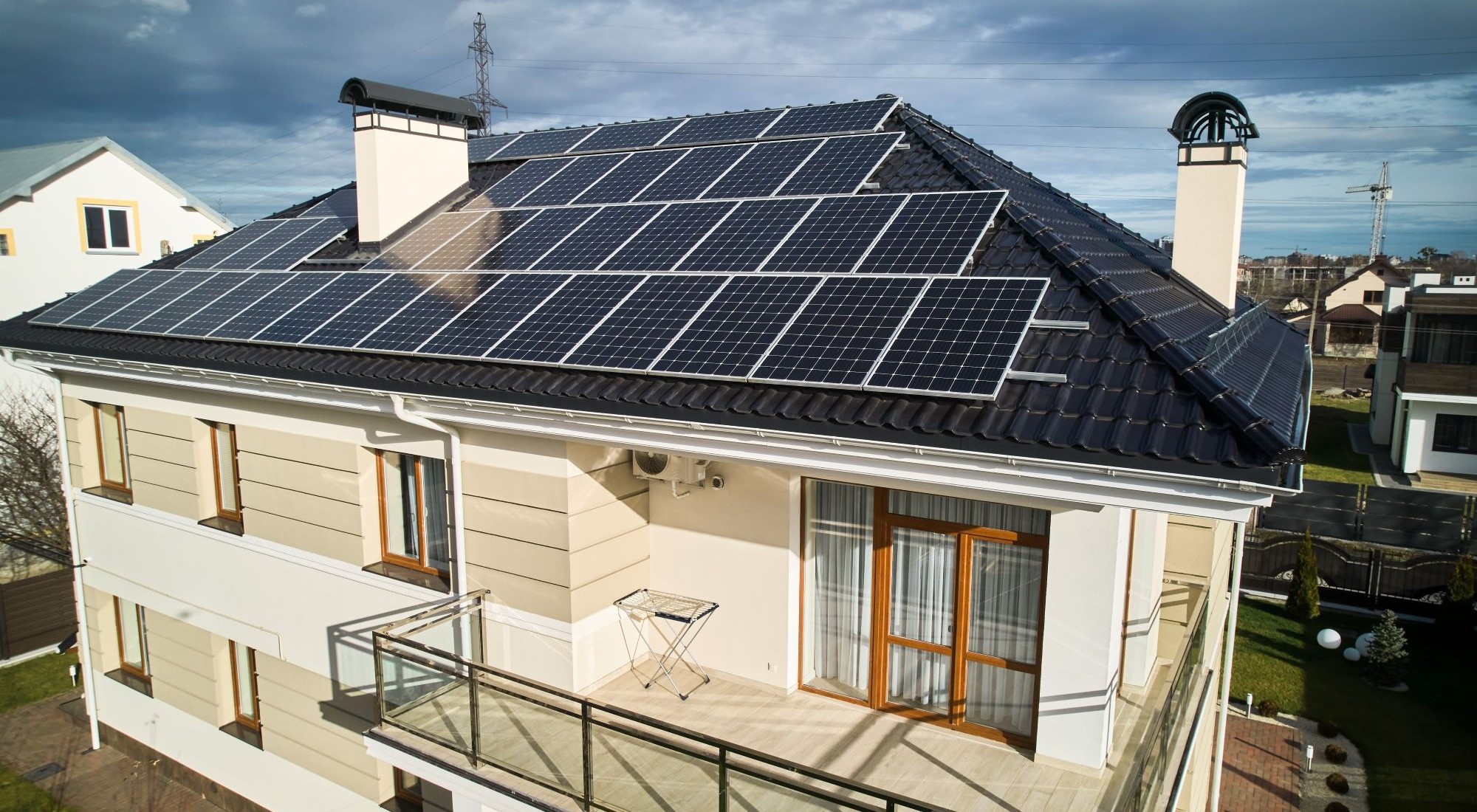 eine PV-Anlage auf dem Dach eines Hauses mit Balkon